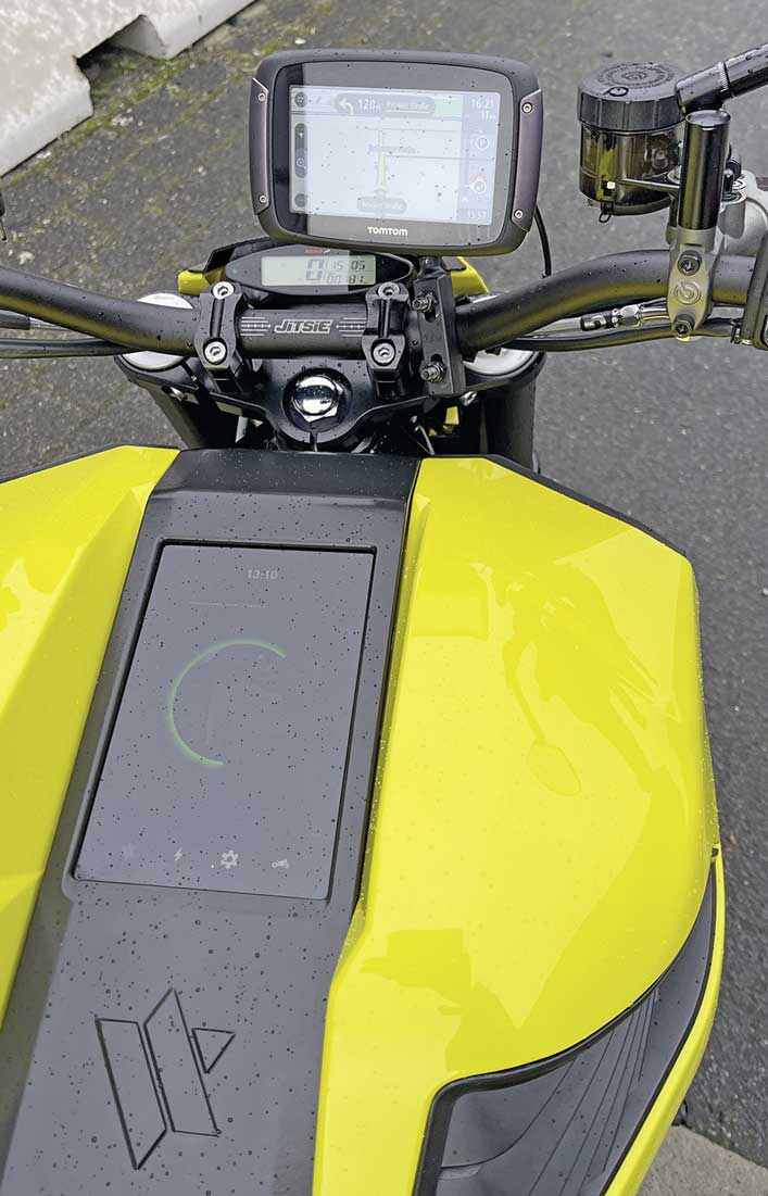 Tacho, Tank-Pad und provisorisches Navi