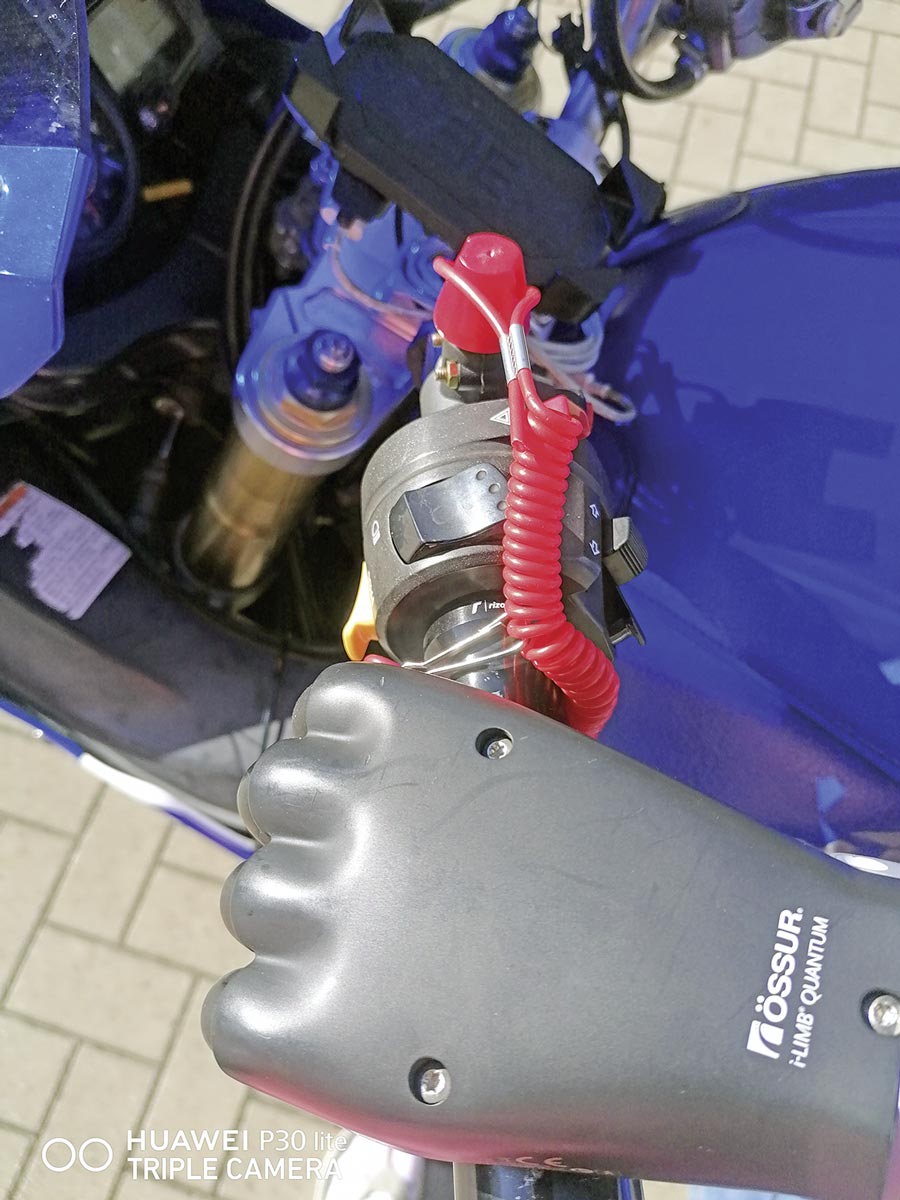 Die Hand wird am Griff fixiert