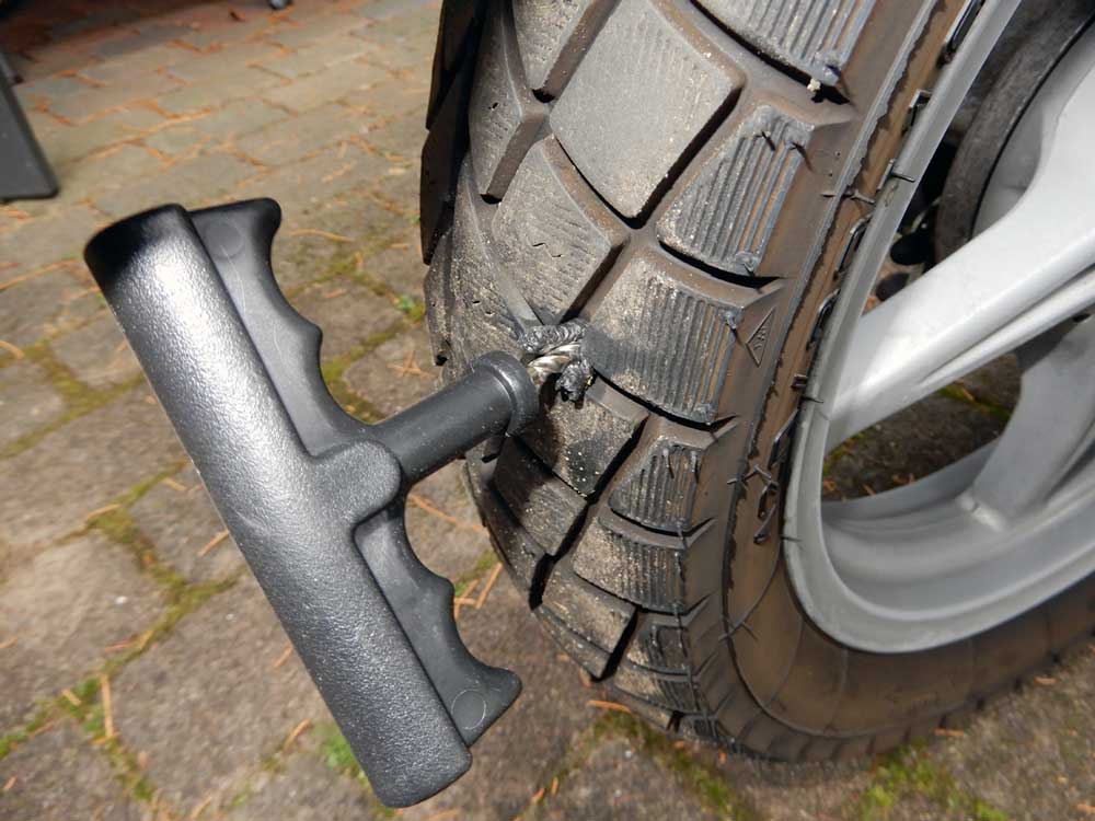 3. Ahle mit Streifen einführen und herausziehen