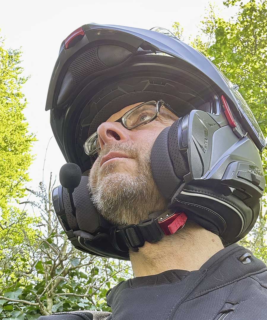 Kinngurt könnte bei großem Kehlkopf stören