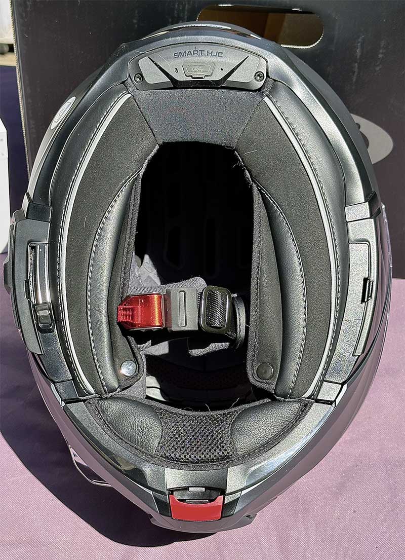 Eng anliegender Kragen