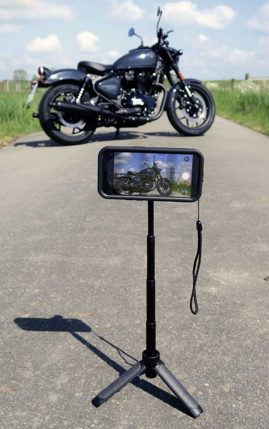 SP Connect Tripod Pole voll ausgezogen mit iPhone 14 pro